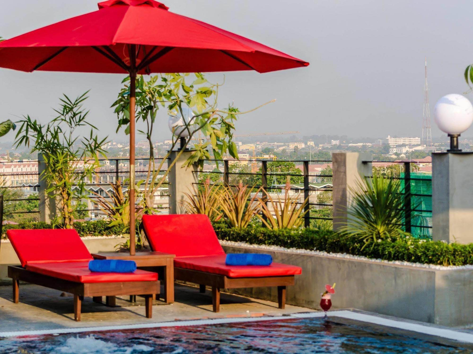 Diamond Palace Resort & Sky Bar 金边 外观 照片